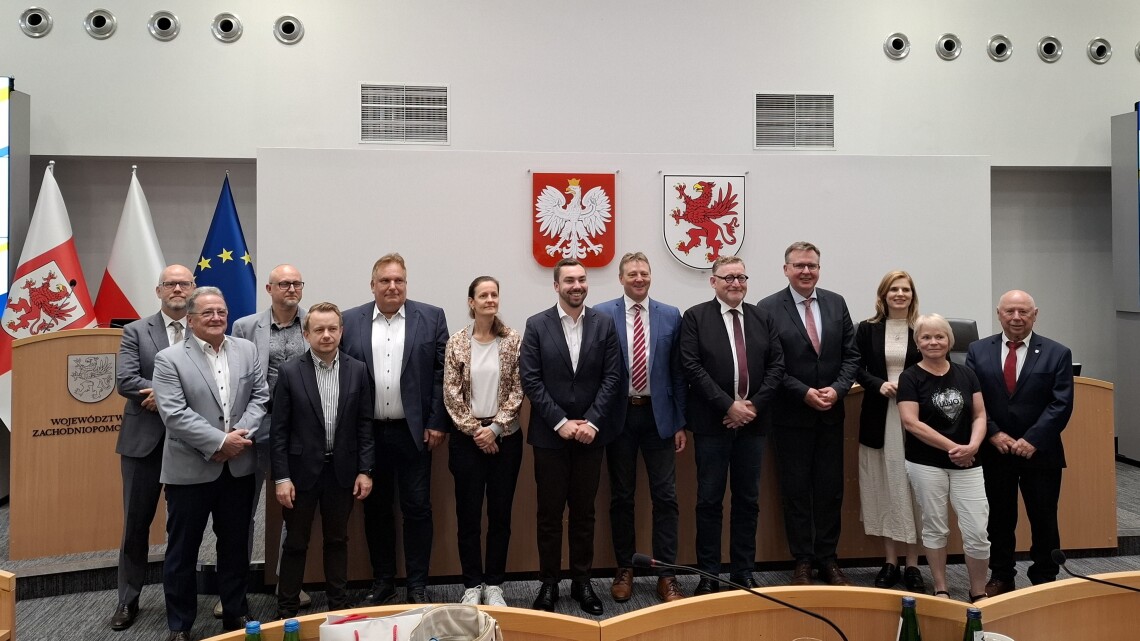 Gruppenfoto des Ausschusses für Europaangelegenheiten und Entwicklungspolitik des Landtages Brandenburg gemeinsam mit den Kolleginnen und Kollegen des Ausschusses für Entwicklung, Förderung und Internationale Zusammenarbeit des Sejmik der Woiwodschaft Westpommern.