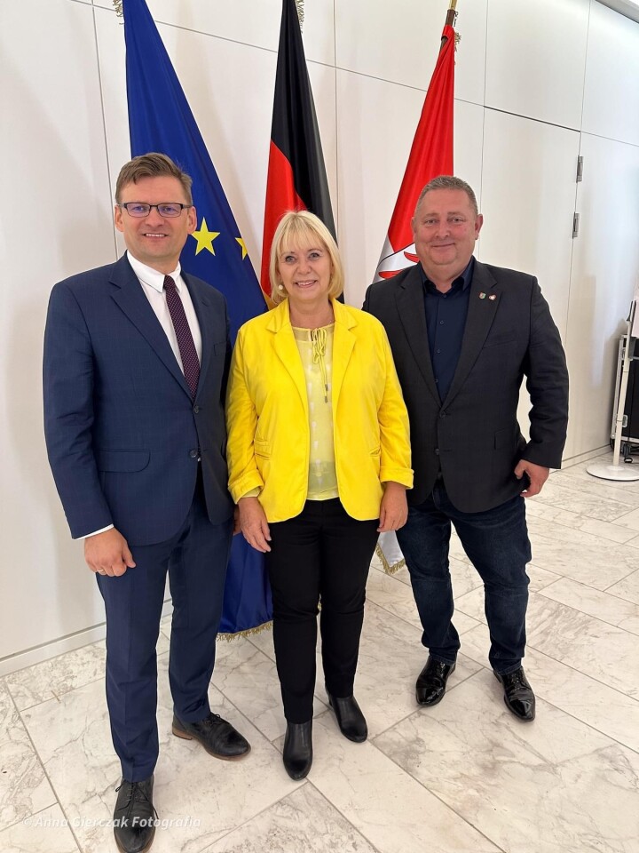 Verabschiedung der ausscheidenden Abgeordneten der 7. Wahlperiode in der Lobby. (v. l. n. r.) Mitglied im Sejmik der Woiwodschaft Lubuskie Tomasz Gierczak, Landtagspräsidentin Prof. Dr. Ulrike Liedtke und Mitglied im Sejmik der Woiwodschaft Lubuskie Jarosław Dowhan