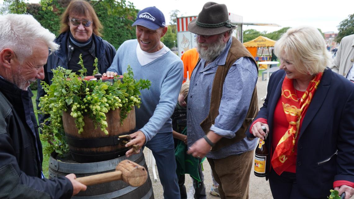 Beim Anstich eines ersten, schon zuvor gebrauten Fasses des Jubiläumsbieres waren neben Prof. Dr. Ulrike Liedtke auch drei Bierbotschafter des Landes Brandenburg dabei: Der amtierende Titelträger Dieter Birr, ehemaliges Mitglied der Rockband „Puhdys“ (2. v. l.), sowie der künftige und der frühere Bierbotschafter, der Schauspieler Jörg Schüttauf (l.) und Ex-Boxer Axel Schulz (m.).