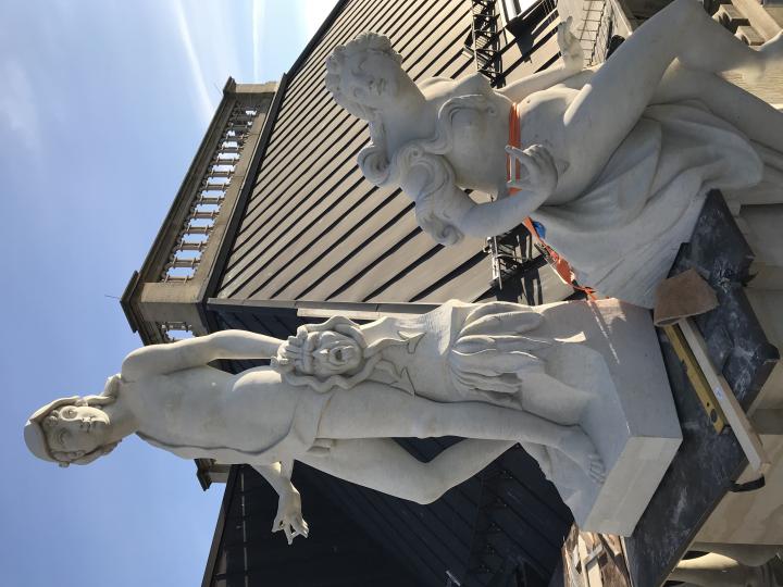 Die Attikafiguren des Halbgottes Perseus und seiner Frau Andromeda aus der griechischen Mythologie sind bildhauerische Rekonstruktionen und befinden sich seit dem 9. Dezember 2020 wieder über der Fahnentreppe an der Westfassade des Landtagsgebäudes.