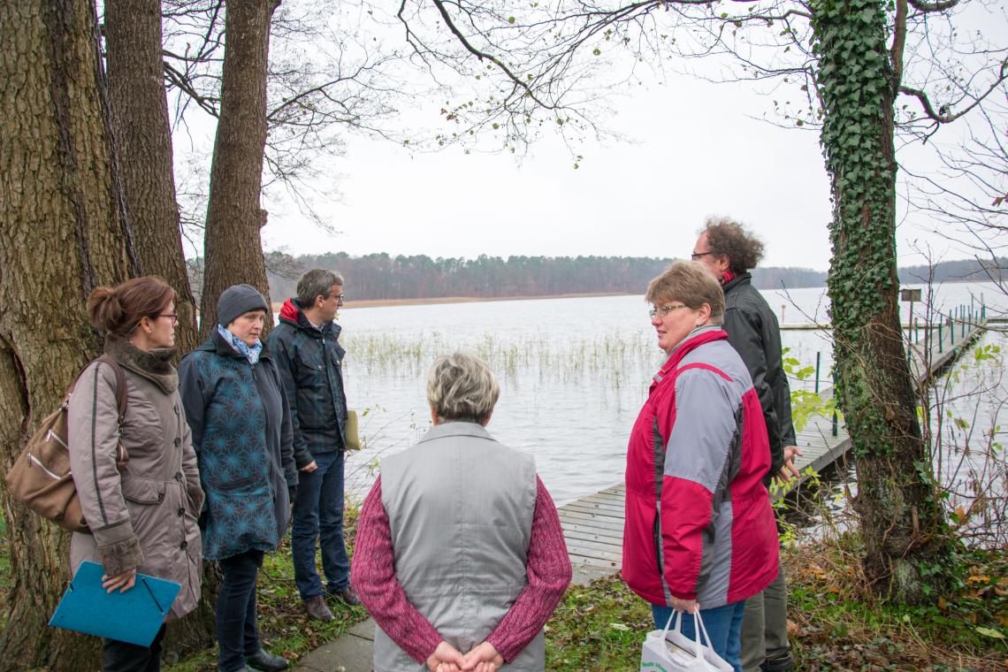 Gespräch von Ausschussmitgliedern in Himmelpfort mit Stegnutzern und Mitarbeitern der beteiligten Behörden.