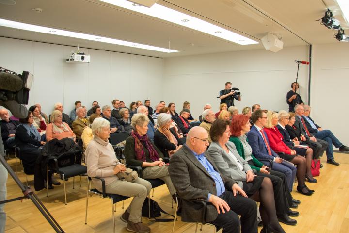 Blick in des Saal während der Ausstellungseröffnung