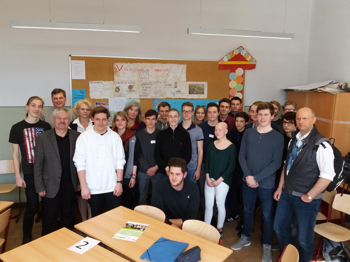Gruppenfoto der Teilnehmerinnen und Teilnehmer, sowie der Abgeordneten an dialogP am Bertha-von-Suttner-Gymnasium Babelsberg.