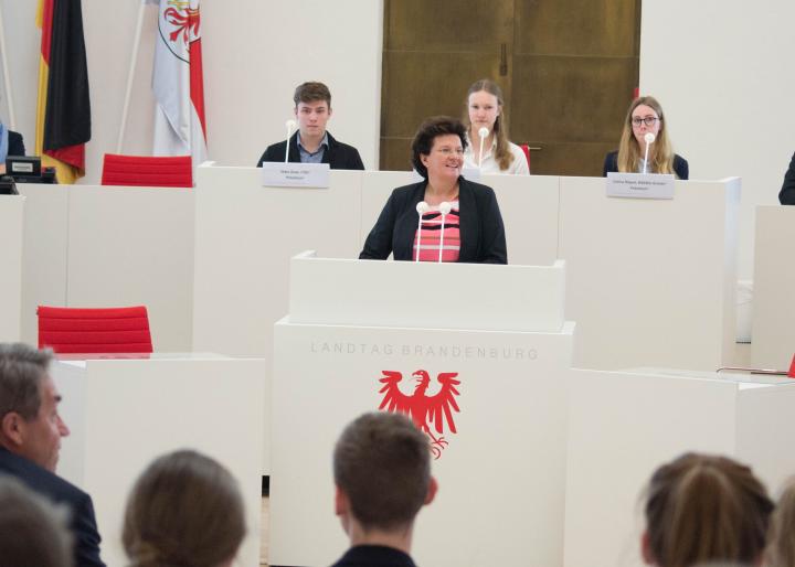 Landtagspräsidentin Britta Stark begrüßt die Schülerinnen und Schüler im Landtag.