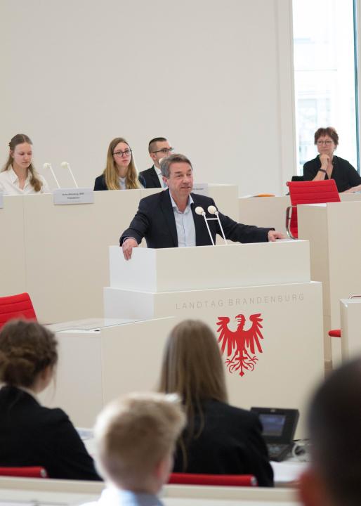 Der Minister für Bildung, Jugend und Sport Günter Baaske begrüßt die Schülerinnen und Schüler im Landtag.