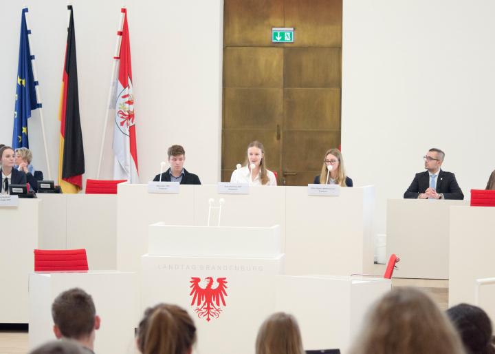 Die Präsidentin des Schülerparlaments Anna Altenburg eröffnet die Sitzung.