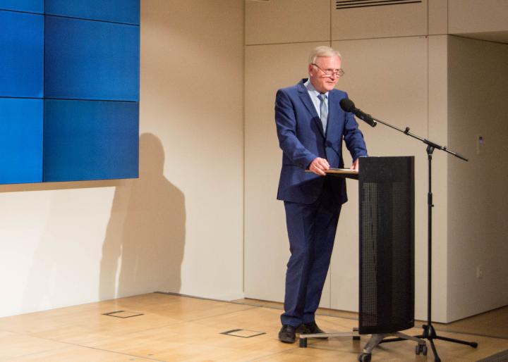 Vizepräsident Dieter Dombrowski begrüßt zur Ausstellungseröffnung.