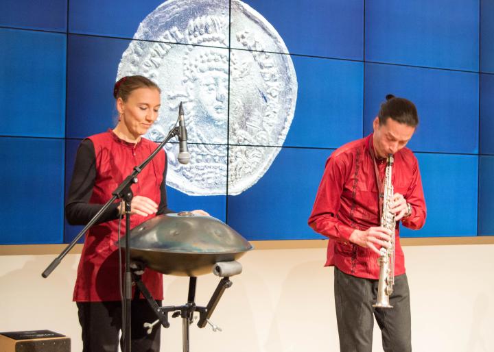 Musikalische Umrahmung der Ausstellungseröffnung durch das Duo Beate Gatscha (Hang, Percussion) und Gert Anklam (Saxophon).