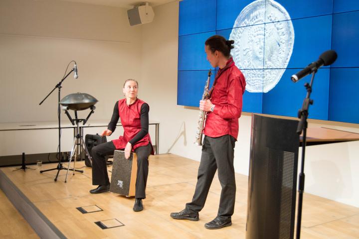 Musikalische Umrahmung der Ausstellungseröffnung durch das Duo Beate Gatscha (Hang, Percussion) und Gert Anklam (Saxophon).