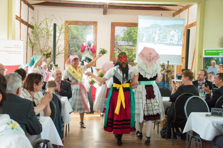 Einmarsch der Kinder der Kita Spreewald Lübben Links Herr Freihoff, rechts Staatssekretärin Frau Dr. Gutheil daneben Oberbürgermeister Herr Kelch (Cottbus/Chóśebuz) und gegenüber Herr Nowak (MWFK)