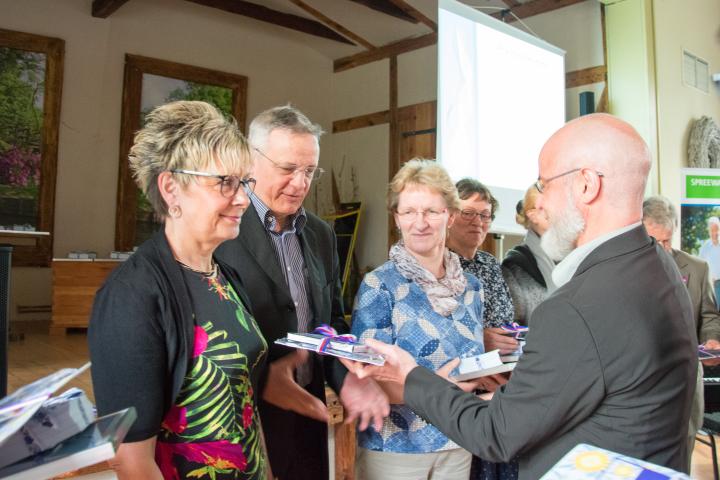 Frau Huckauf, Bürgermeister Herr Piosik (Wiesengrund), Frau Kubein bei der Übergabe des Motivationspreises durch den Vorsitzenden des Rates Herrn Mack