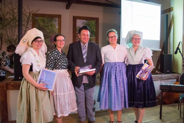 Frau Schiemenz, Frau Hansch (Gulben), Bürgermeister Herr Woitow (Drachhausen), Frau Maja und Astrid Schramm (Gulben)