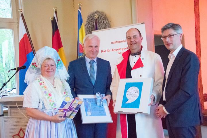 Ratsmitglied Frau Schurmann, Vizepräsident Herr Dombrowski, Bürgermeister Herr Kolan (Lübben) mit dem Sonderpreis, Laudator Herr Budar (Stiftung für das sorbische Volk)