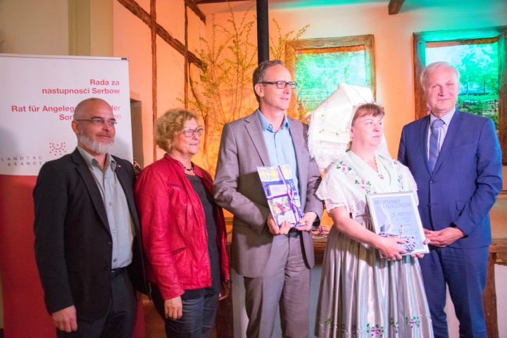 Herr Mack (Vorsitzender des Rates), Laudatorin Landtagsabgeordnete Frau Kircheis (SPD), Herr Neumann (Amt Burg Spreewald) und Frau Sischke sowie Vizepräsident Herr Dombrowski