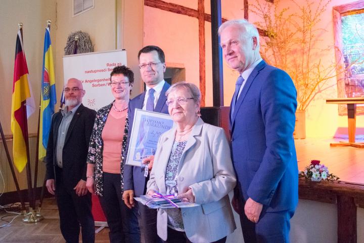 Herr Mack (Vorsitzender des Rates), Laudatorin Landtagsabgeordnete Frau Schier (CDU),   Bürgermeister Herr Kanzler (Vetschau), Frau Ramoth und Vizepräsident Herr Dombrowski