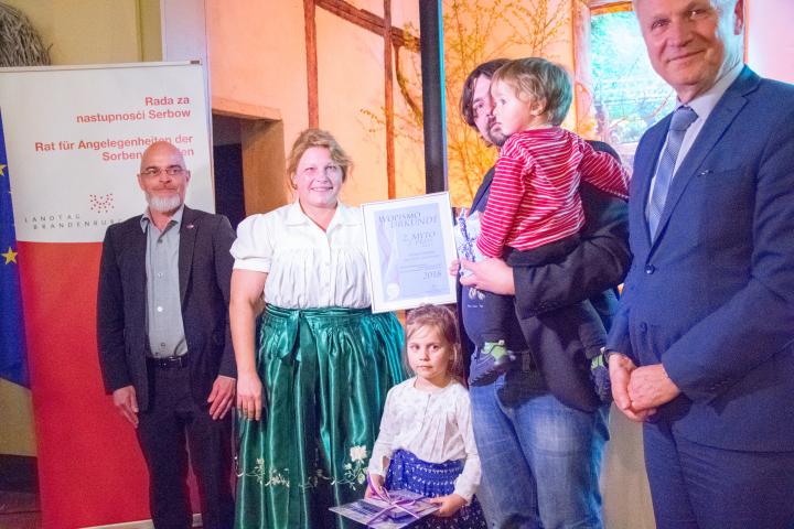 Herr Mack (Vorsitzender des Rates), Frau Hufnagel und Herr Kotzur als Vertreter von Jänschwalde (Gewinner des 2. Preises in der Kategorie 1) und Vizepräsident Herr Dombrowski