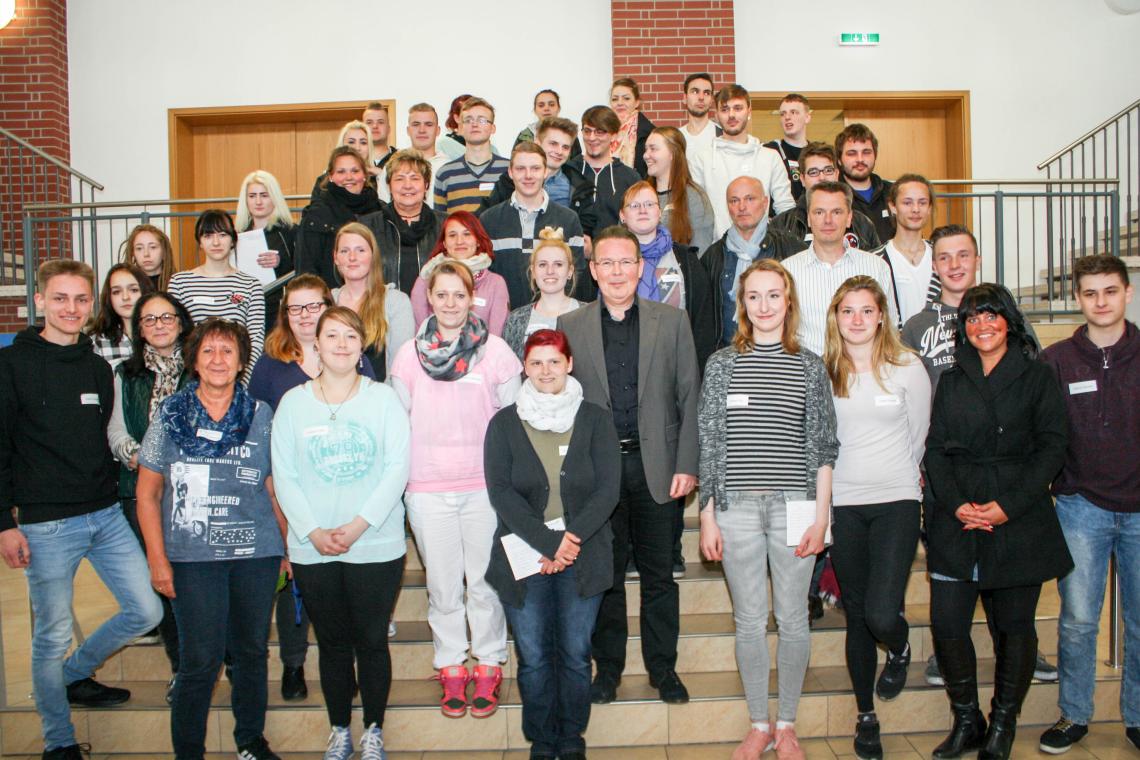 Gruppenfoto der Teilnehmerinnen und Teilnehmer, sowie der Abgeordneten an dialogP an der Beruflichen Schule der FAW gGmbH.