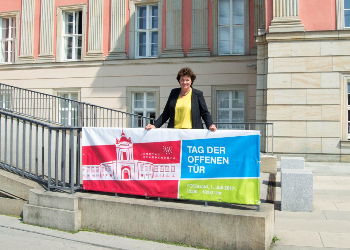 Landtagspräsidentin Britta Stark zur Banneraufhängung an der Kutschauffahrt des Landtages.
