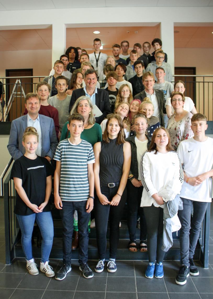 Gruppenfoto der Teilnehmerinnen und Teilnehmer, sowie der Abgeordneten an dialogP an der Leonardo-da-Vinci-Gesamtschule Potsdam.