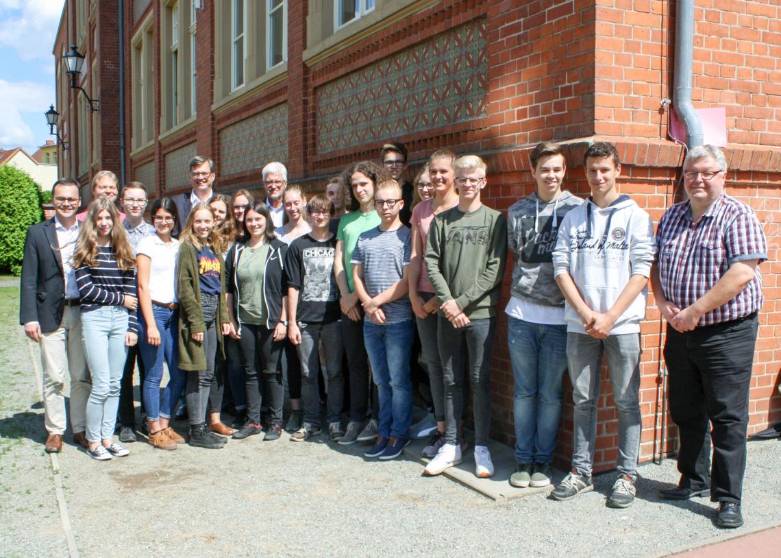 Gruppenfoto der Teilnehmerinnen und Teilnehmer, sowie der Abgeordneten an dialogP am Gottfried-Arnold-Gymnasium Perleberg.