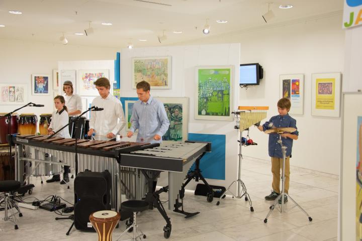 Musikalische Umrahmung der Ausstellungseröffnung durch das Percussion-Ensembles „Drum People“.