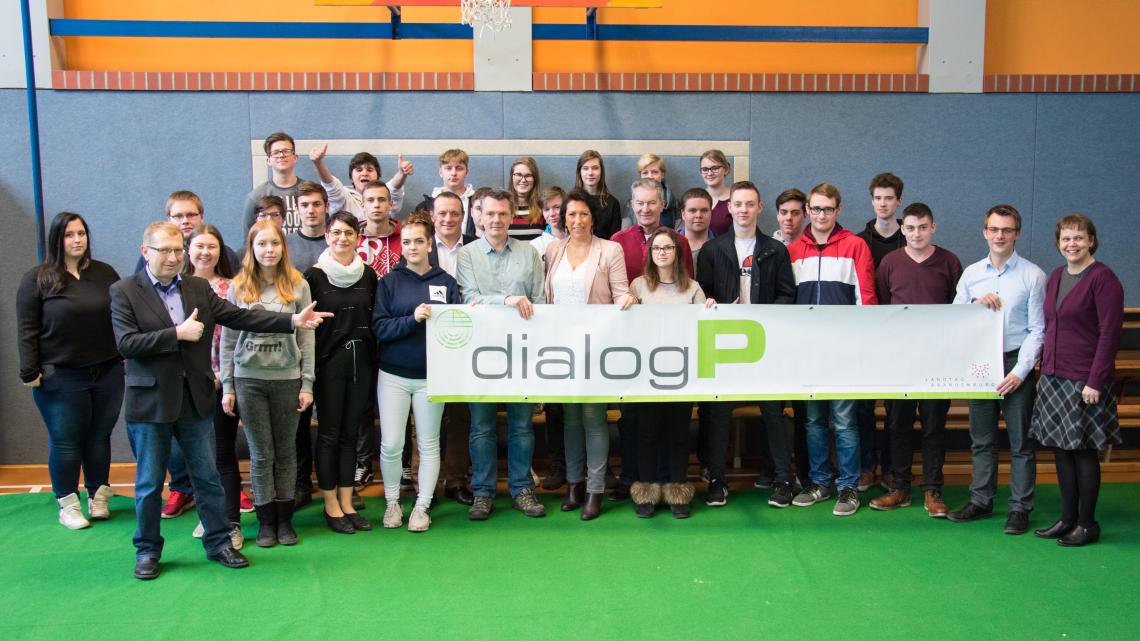 Gruppenfoto der Schülerinnen, Schüler und Abgeordneten zur Dialogveranstaltung an der Oderbruch-Oberschule Neutrebbin