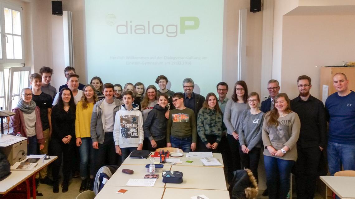Gruppenfoto der Schülerinnen, Schüler und Abgeordneten zur Dialogveranstaltung am Einstein-Gymnasium Angermünde.