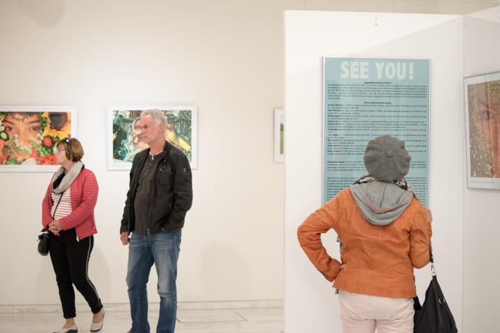 Impressionen von der Ausstellungseröffnung "SEE YOU! – Ein Fotoprojekt mit jungen Menschen in Brandenburg" 