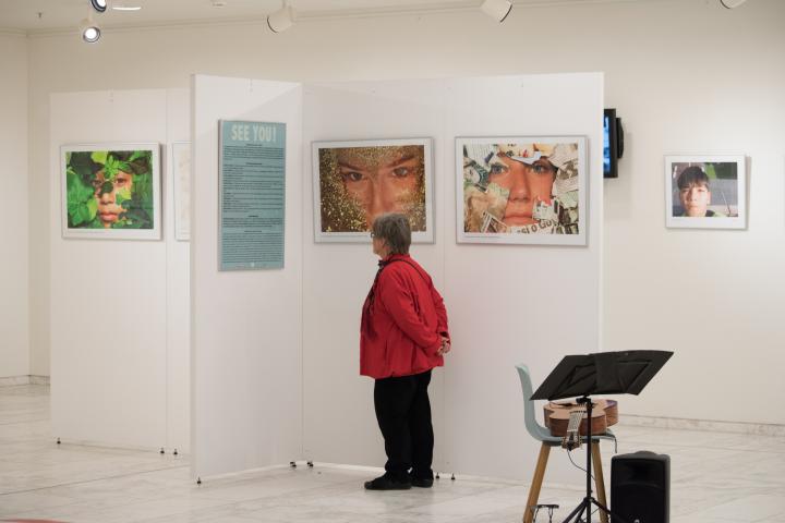 Impressionen von der Ausstellungseröffnung "SEE YOU! – Ein Fotoprojekt mit jungen Menschen in Brandenburg" 