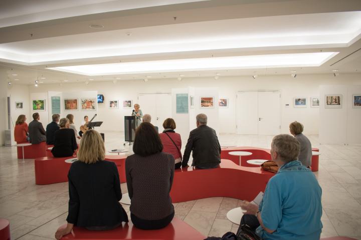 Blick ins Foyer zur Ausstellungseröffnung