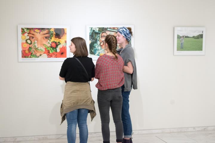 Impressionen von der Ausstellungseröffnung "SEE YOU! – Ein Fotoprojekt mit jungen Menschen in Brandenburg" 