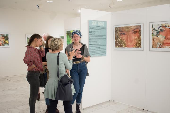 Die Künstlerinnen im Gespräch mit Gerrit Große (m.) bei der Ausstellungseröffnung "SEE YOU! – Ein Fotoprojekt mit jungen Menschen in Brandenburg"