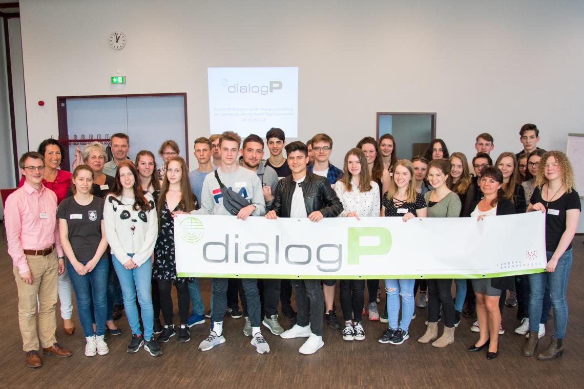 Gruppenfoto der Schülerinnen, Schüler und Abgeordneten zur Dialogveranstaltung am Gymnasium „Bertolt Brecht“ Bad Freienwalde. 