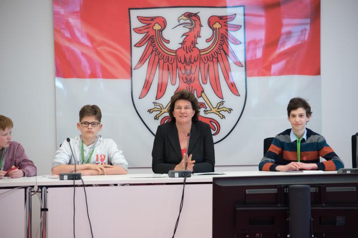 Landtagspräsidentin Britta Stark begrüßt die Jugendlichen im Landtag.