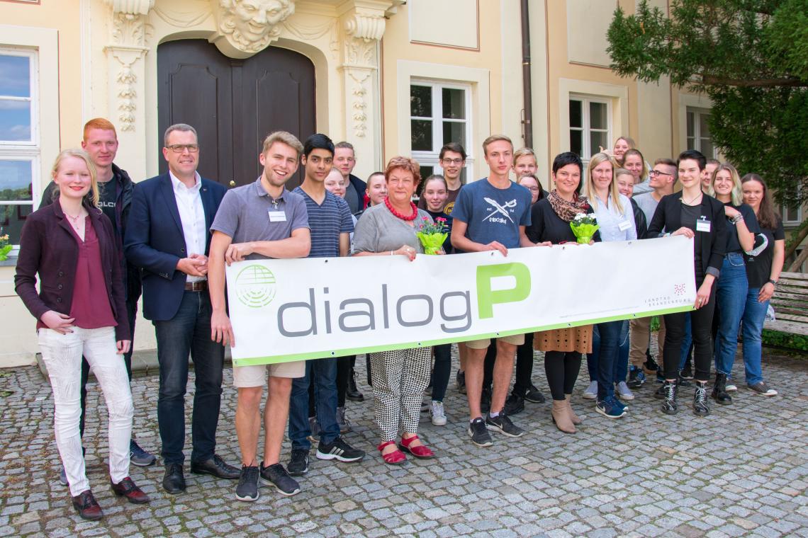 Gruppenfoto der Schülerinnen, Schüler und Abgeordneten zur Dialogveranstaltung am Elsterschloss-Gymnasium Elsterwerda