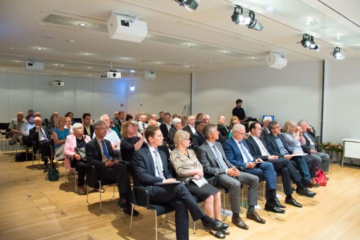 Blick in den Saal während der Ausstellungseröffnung.