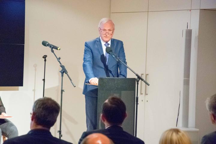 Vizepräsident Dieter Dombrowski begrüßt zur Ausstellungseröffnung