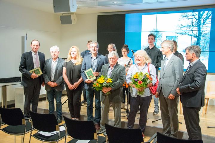 Gruppenbild zur Ausstellungseröffnung „Wolfskinder: Auf dem Brotweg von Ostpreußen nach Litauen 1945–1948“