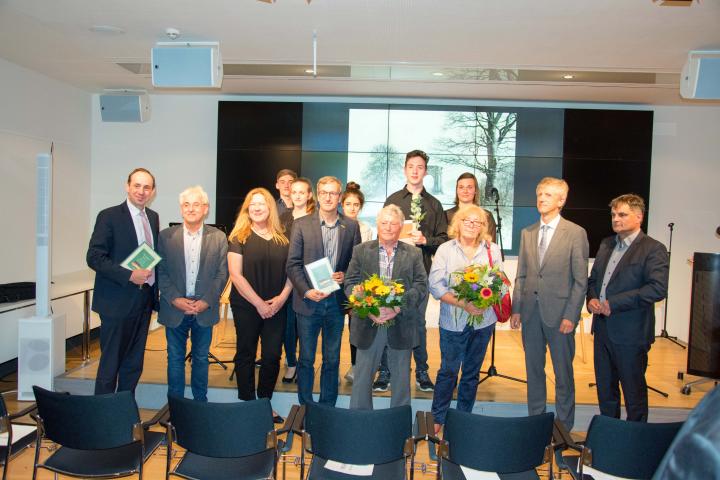 Gruppenbild zur Ausstellungseröffnung „Wolfskinder: Auf dem Brotweg von Ostpreußen nach Litauen 1945–1948“