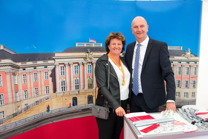 Landtagspräsidentin Britta Stark (l.) und Ministerpräsident Dr. Dietmar Woidtke am Stand des Landtages