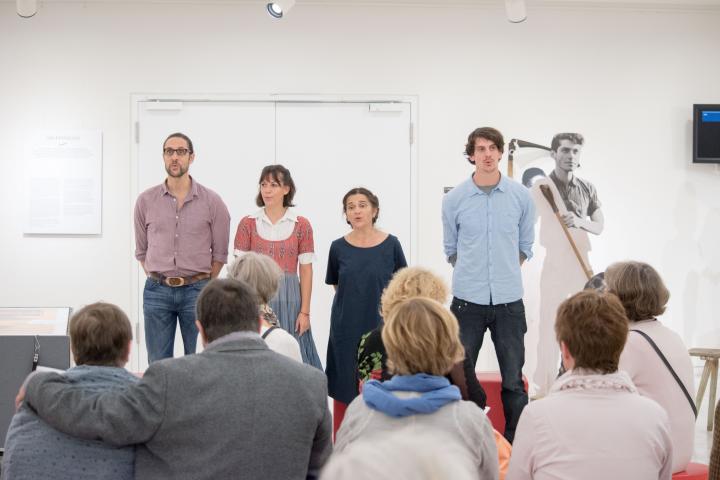 Musikalische Einführung zur Ausstellungseröffnung durch die Theatergruppe theater.land e. V., Kloster Lehnin