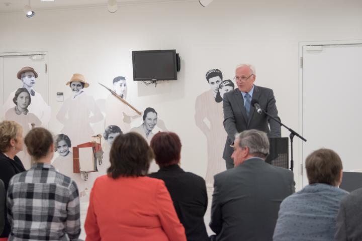 Vizepräsident Dieter Dombrowski begrüßt zur Ausstellungseröffnung