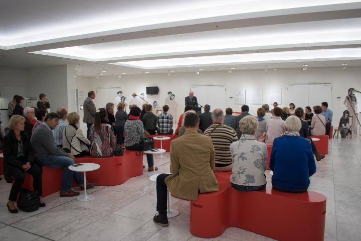 Blick ins Foyer während der Ausstellungseröffnung