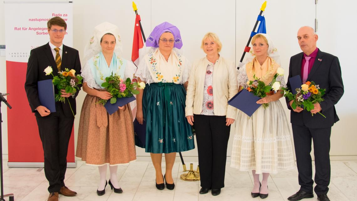 Landtagspräsidentin Prof. Dr. Ulrike Liedtke mit den neugewählten Mitgliedern des Rates für Angelegenheiten der Sorben/Wenden (RASW). V. l. n. r.: William Janhoeffer, Delia Münch, Kathrin Swjelina, Prof. Dr. Ulrike Liedtke, Ute Henschel und Dieter Freihoff