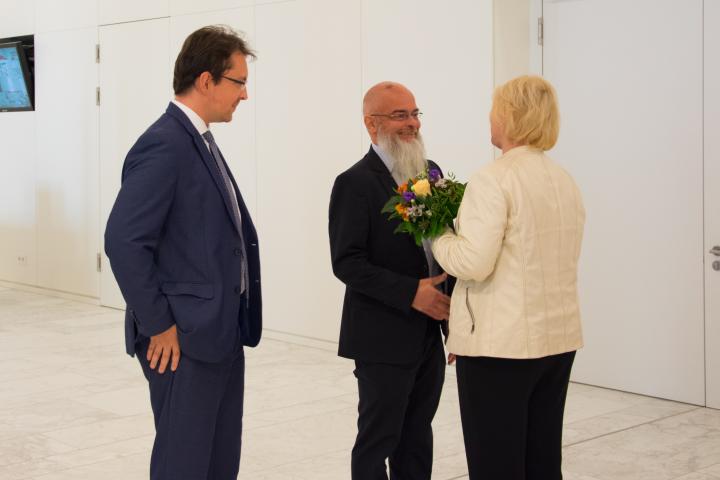 Landtagspräsidentin Prof. Dr. Ulrike Liedtke bedankt sich bei dem ehemaligen Mitglied des RASW Torsten Mack