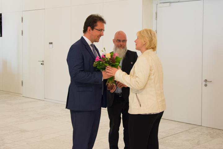 Landtagspräsidentin Prof. Dr. Ulrike Liedtke bedankt sich bei dem ehemaligen Mitglied des RASW Marcus Koinzer