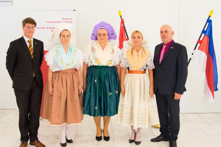 Gruppenfoto der Mitglieder des Rates für die Angelegenheiten der Sorben/Wenden; (v. l. n. r.) William Janhoefer, Delia Münch, Kathrin Schwella, Ute Henschel und Dieter Freihoff