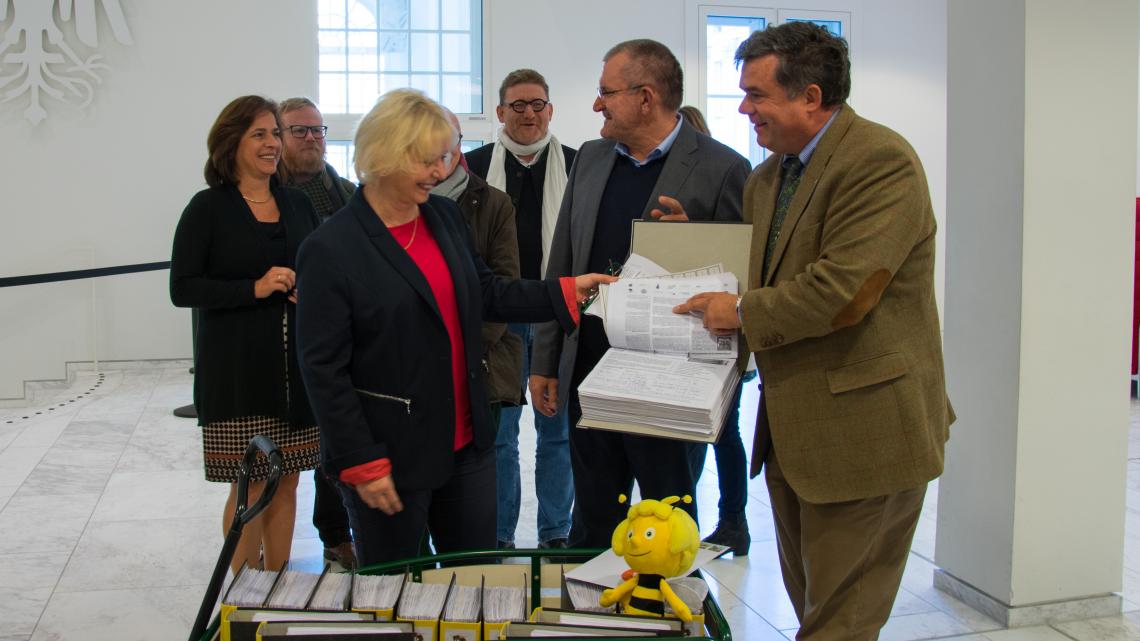 Landtagspräsidentin Prof. Dr. Ulrike Liedtke hat 15 Aktenordner mit Unterschriften der Volksinitiative „Bienen summen“ entgegengenommen.