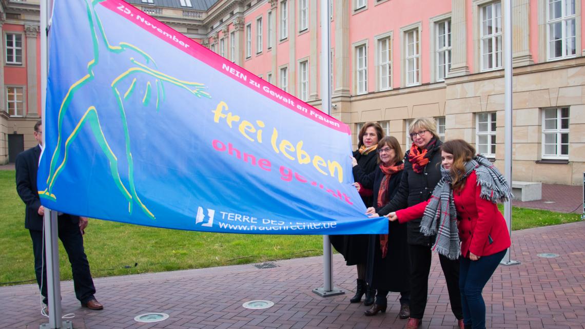 V. l. n. r.: Vizepräsidentin Barbara Richstein, Frauenministerin Ursula Nonnemacher, die frauenpolitische Sprecherin der SPD-Fraktion Inka Gossmann-Reetz und der Sprecherin des Frauenpolitischen Rat Brandenburg  Claudia Sprengel hissen gemeinsam die Flagge gegen Gewalt an Frauen.