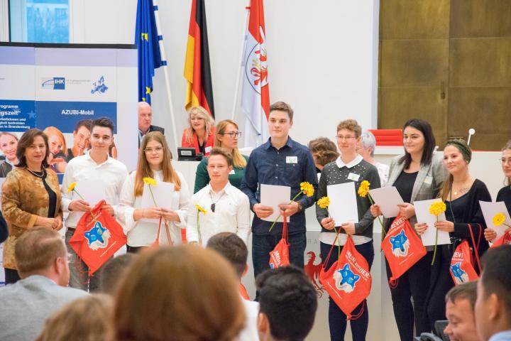 Vizepräsidentin Barbara Richstein (l.) mit Auszubildenden während der Verleihung der „Europässe Mobilität“